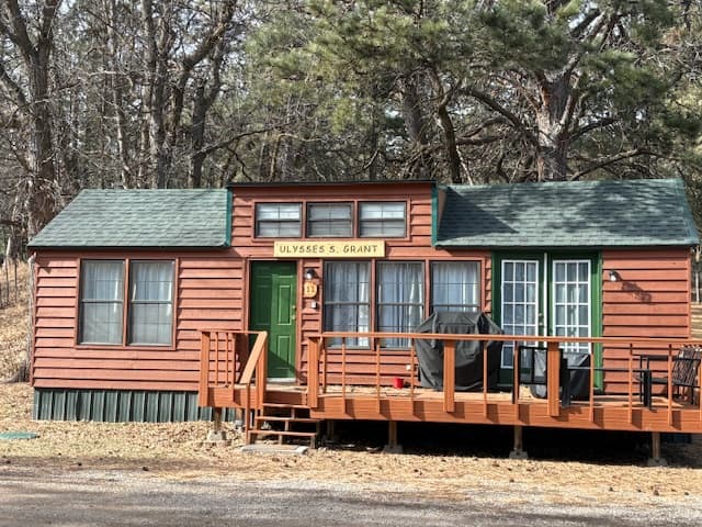 Ulysses S. Grant presidential cabin at Rush No More — log cabin rental near Mount Rushmore